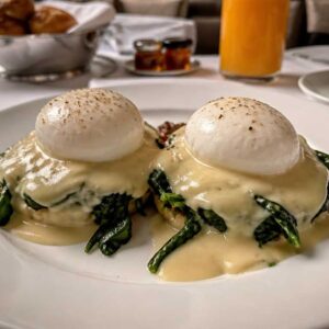 huevos-florentine-con-espinaca-y-salsa-mornay-agricovial-2026-1