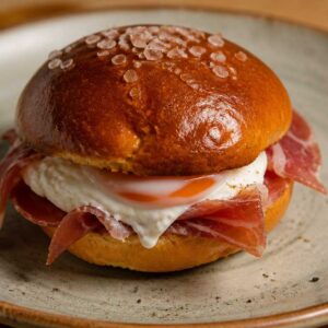 brioche-relleno-de-huevo-y-jamon-serrano-agricovial-2026-4